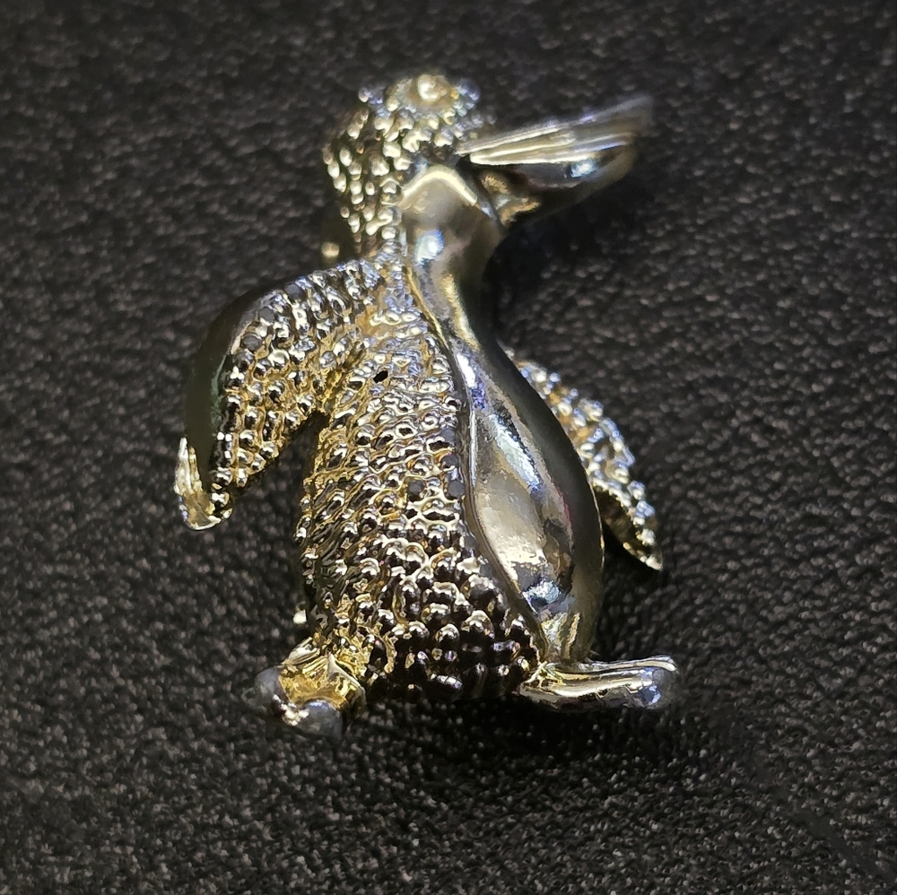 )Elegant Gold Tone Penguin Brooch